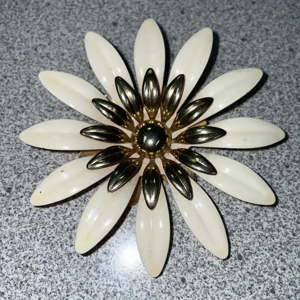 Vtg Sarah Coventry Huge Gerbera Daisy White Enamel Flower Brooch Gold Tone